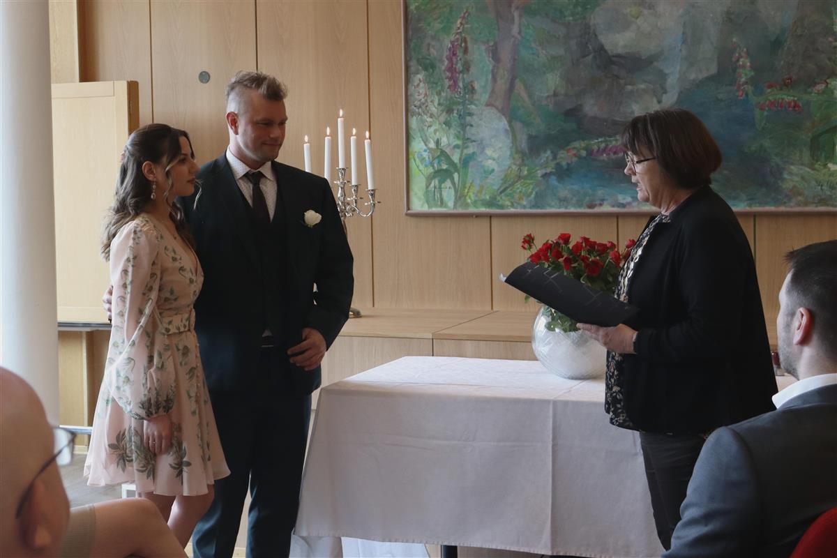 Brudepar og ordførar Anne Kristin Førde - Klikk for stort bilete