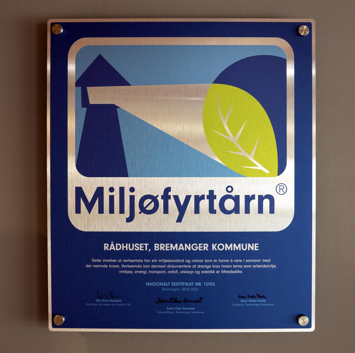Metallplansje med Miljøfyrtårnsertifiseringa til Bremanger Kommune - Klikk for stort bilete